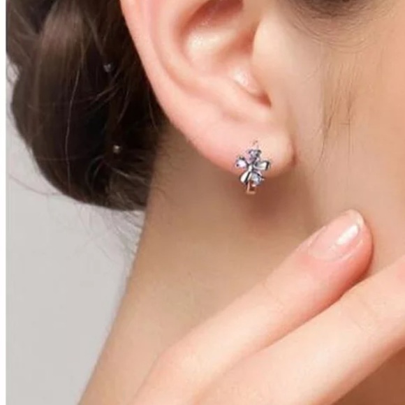 🌟 Silver Flower Huggie Hoop Earrings - Picture 5 of 5